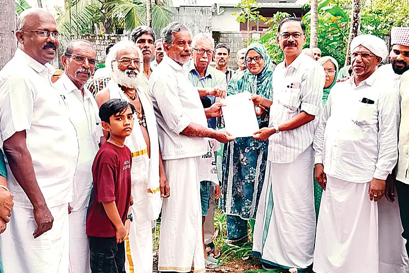 ക്ഷേത്രത്തിന് നാഗത്തറ നിർമിക്കാൻ സൗജന്യമായി ഭൂമിനൽകി പഞ്ചായത്ത് പ്രസിഡൻറ് വി.പി.ഒ. അസ്കർ