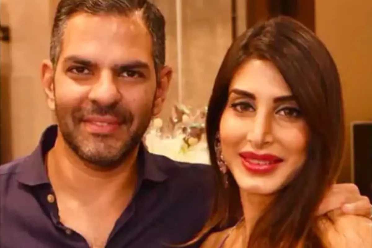 സഞ്ജയ് കപുർ, പ്രിയ സച്ച്ദേവ്