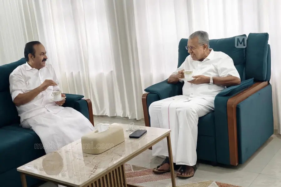 പിണറായിയുടെ വസതിയിലെത്തി സതീശൻ; കുടുംബസമേതം സ്വീകരിച്ച് പിണറായി