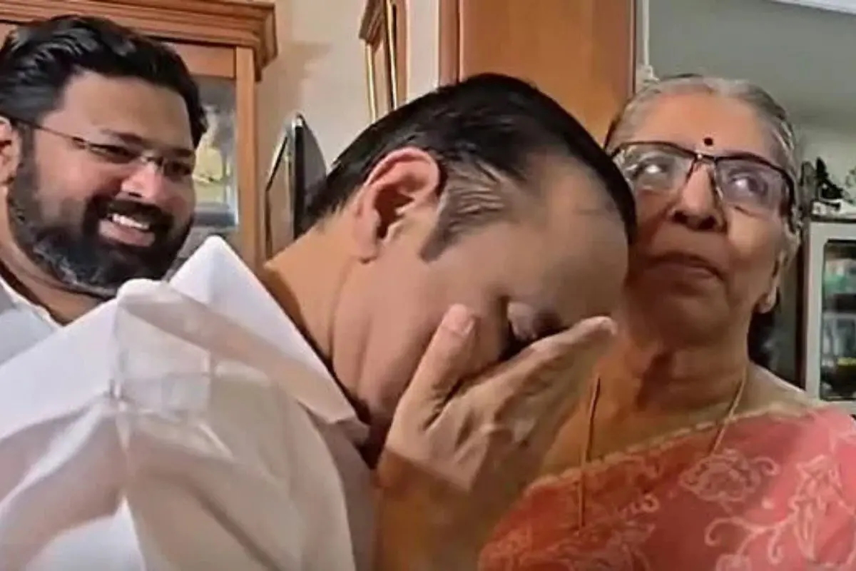 Kerala CM-designate VD Satheesan breaks down during an emotional visit to late mentor GK Karthikeyan's family ahead of his swearing-in ceremony in Thiruvananthapuram.