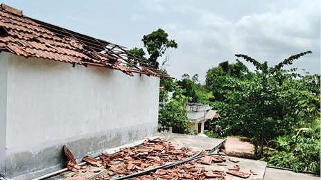 വടകരയിൽ മിന്നൽച്ചുഴലി: മുപ്പതോളം വീടുകൾ തകർന്നു, ലക്ഷങ്ങളുടെ കൃഷിനാശം