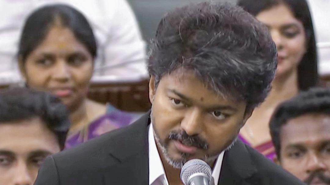 സെക്രട്ടേറിയറ്റിലെ ലാളിത്യം; ഉച്ചഭക്ഷണവുമായി ഓഫീസിലെത്തുന്ന വിജയ് ജീവനക്കാർക്ക് അത്ഭുതം