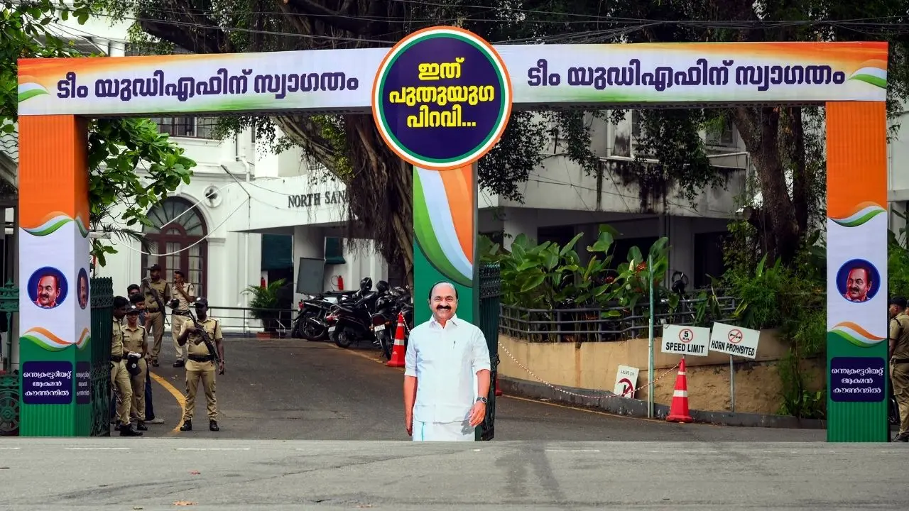 പുതിയ സര്ക്കാരിന് സ്വാഗതമരുളി സെക്രട്ടേറിയറ്റിന് മുന്നില് സ്ഥാപിച്ചിരിക്കുന്ന താത്കാലിക കമാനം | Photo: PTI