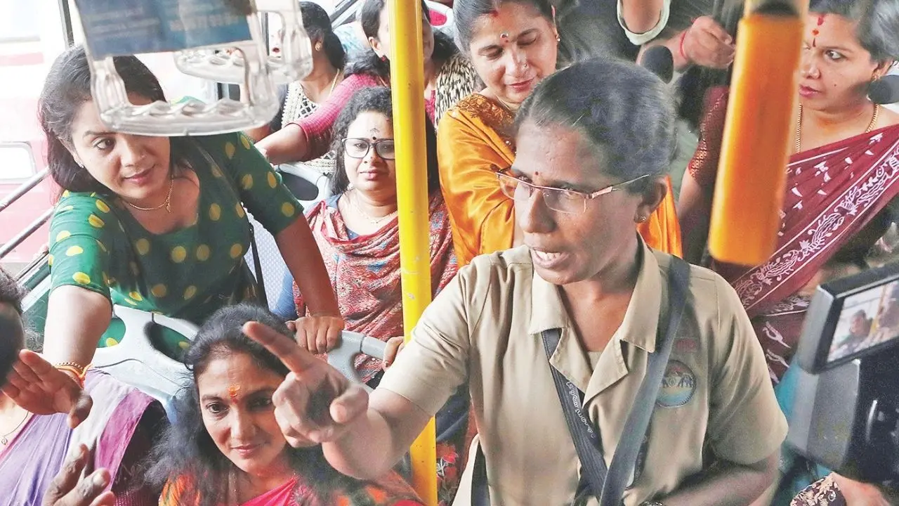 കെ.എസ്.ആർ.ടി.സി. ബസിൽ വനിതകൾക്ക് സൗജന്യയാത്രയെന്ന വാഗ്ദാനം പാലിക്കണമെന്ന്‌ ആവശ്യപ്പെട്ട് മഹിളാമോർച്ചയുടെ നേതൃത്വത്തിൽ തിരുവനന്തപുരത്ത് ബസിൽ കയറിയിരുന്ന് പ്രതിഷേധിക്കുന്ന പ്രവർത്തകരോട് ടിക്കറ്റിന് പണം തരാൻ ആവശ്യപ്പെടുന്ന വനിതാ കണ്ടക്ടർ