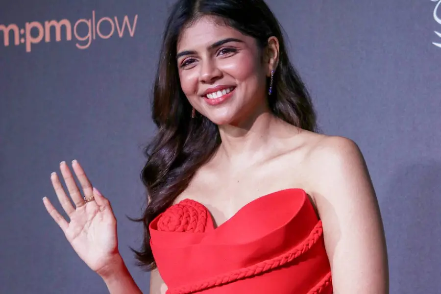 കല്യാൺ ജ്വല്ലേഴ്സിന്റെ 14 കാരറ്റ് നെക്ലേസ്, പ്രിൻസസ് കട്ട് വജ്രങ്ങൾ, കാനിൽ തിളങ്ങി കല്യാണി