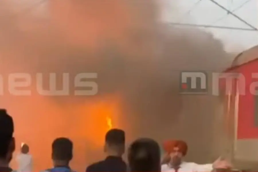 രാജധാനി എക്സ്പ്രസിൽ തീപ്പിടിത്തം; ആളുകളെ ഒഴിപ്പിച്ചു, അഗ്നിബാധ തിരുവനന്തപുരം-ന്യൂഡൽഹി ട്രെയിനിൽ