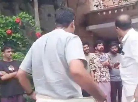കെ.ആര്. നാരായണന് ഫിലിം ഇന്സ്റ്റിറ്റ്യൂട്ട് കാണാനെത്തിയ കുട്ടികള്ക്കൊപ്പംവന്ന 21-ാം നമ്പര് പാമ്പാടി എന്എസ്എസ് കരയോഗം ഭാരവാഹികളും വിദ്യാര്ഥി പ്രതിനിധികളും തമ്മില് വാക്കേറ്റം നടന്നപ്പോള്