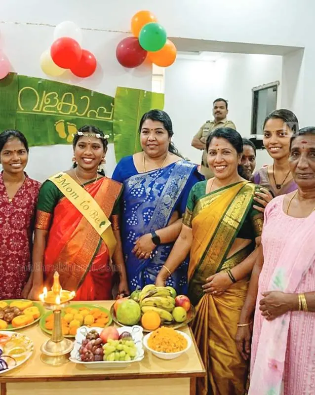 പോലീസ് സ്‌റ്റേഷനില്‍ ഒരുക്കിയ വളകാപ്പ് ചടങ്ങില്‍ സഹപ്രവര്‍ത്തകര്‍ക്കൊപ്പം കവിത | Photo: Mathrubhumi