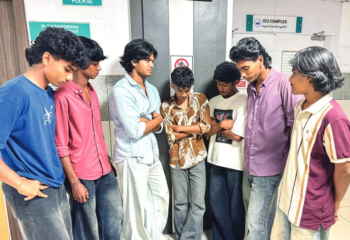 തൃശ്ശൂരിലെ സ്വകാര്യ ആശുപത്രിയിലെ ഐ.സി.യു.വിൽ കഴിയുന്ന റിഹാൻ തിരിച്ചുവരുന്നതും കാത്ത് പുറത്തുനില്‍ക്കുന്ന കൂട്ടുകാർ