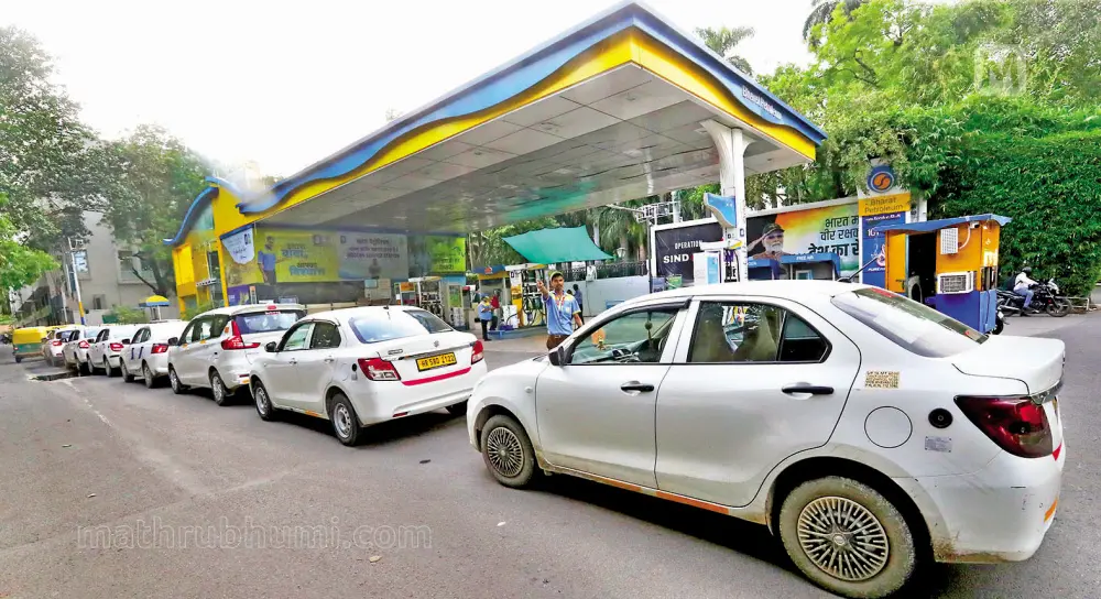 ഡല്‍ഹിയിലെ ഒരു സിഎൻജി പമ്പ്  | ഫോട്ടോ: സാബു സ്കറിയാച്ചൻ