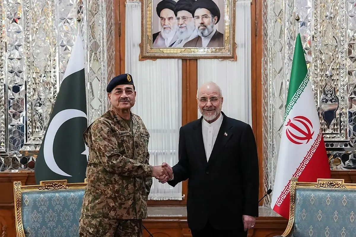 Iranian Parliament speaker Mohammad Bagher Ghalibaf (R) shaking hands with Pakistan's Army Chief Asim Munir.| Photo: AFP