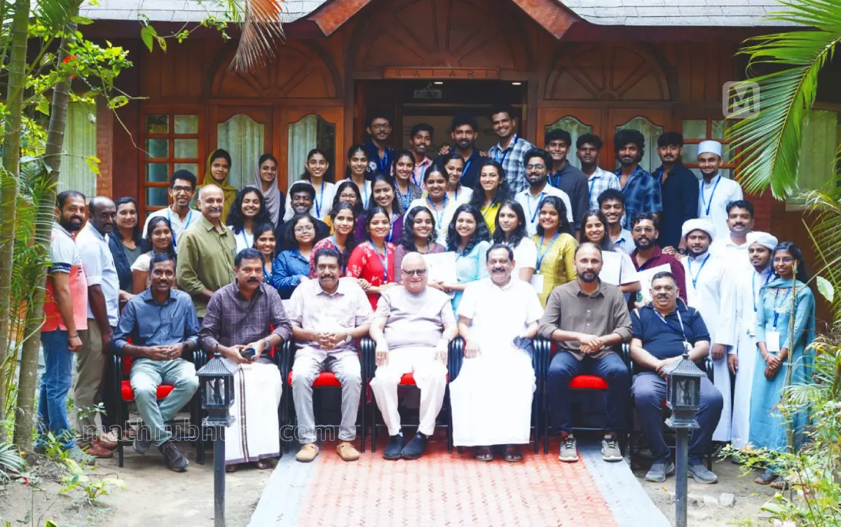 മാതൃഭൂമി ആഴ്ചപ്പതിപ്പും കേരള വനം-വന്യജീവി വകുപ്പും ചേർന്ന് തേക്കടിയിൽ നടത്തിയ അക്ഷരപ്രകൃതി സാഹിത്യ ശിൽപ്പശാലയിൽ പങ്കെടുത്തവർ പ്രശംസാപത്രം ഏറ്റുവാങ്ങിയ ശേഷം മാതൃഭൂമി മാനേജിങ് ഡയറക്ടർ എം.വി. ശ്രേയാംസ്കുമാറിനൊപ്പം