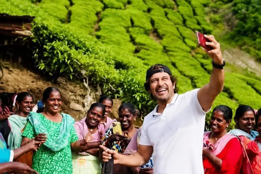 ‘ഫോട്ടോ ഒന്നും എടുക്കാൻ പറ്റില്ല!’ മൂന്നാറിൽ തോട്ടം തൊഴിലാളികൾക്കൊപ്പം സമയം ചെലവിട്ട് വിക്രം