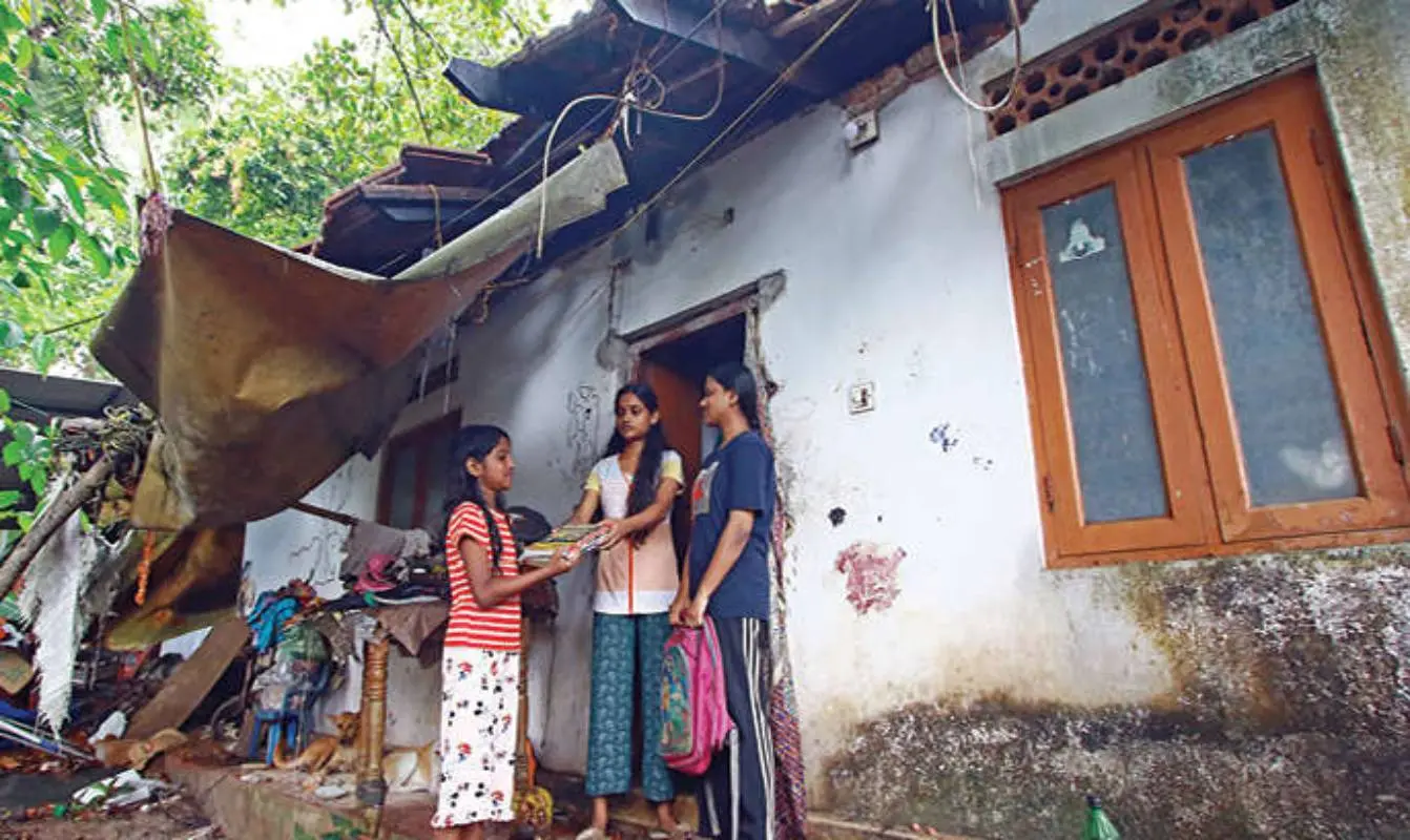 ശ്രീലക്ഷ്മിയും ശ്രീനിധിയും കാവേരിയും മഴയിലും കാറ്റിലും തകർന്ന വാടകവീടിനുള്ളിൽനിന്നു പഠനോപകരണങ്ങൾ മാറ്റുന്നു