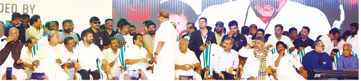 സത്യപ്രതിജ്ഞ ചടങ്ങിനെത്തിയ കെ. സുധാകരനുമായി സൗഹൃദം പങ്കുവയ്ക്കുന്ന കെ.സി വേണുഗോപാൽ എം.പി. കോൺഗ്രസ് ദേശീയ അധ്യക്ഷൻ മല്ലികാർജുൻ ഖാർഗെ, കർണാടക മുഖ്യമന്ത്രി സിദ്ധരാമയ്യ, തെലങ്കാന മുഖ്യമന്ത്രി രേവന്ത് റെഡ്ഡി, നിയുക്ത കേരള പ്രതിപക്ഷ നേതാവ് പിണറായി വിജയൻ, ഹിമാചൽപ്രദേശ് മുഖ്യമന്ത്രി സുഖ്വിന്ദർ സിങ് സുഖു, കർണാടക ഉപമുഖ്യമന്ത്രി ഡി.കെ. ശിവകുമാർ, തെലങ്കാന ഉപമുഖ്യമന്ത്രി മല്ലുഭാട്ടി വിക്രമാർക്ക, ബി.ജെ.പി. സംസ്ഥാന പ്രസിഡന്റ് രാജീവ് ചന്ദ്രശേഖർ, സി.പി.ഐ. സംസ്ഥാന സെക്രട്ടറി ബിനോയ് വിശ്വം എന്നിവർ മുൻനിരയിൽ