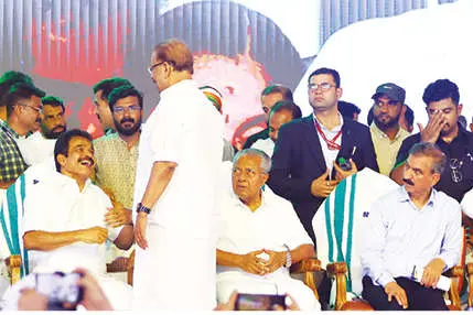 15,000 സീറ്റുകൾ, എത്തിയത് 60000-ത്തിലധികം പേർ! ആവേശത്തിര, ജനപ്രളയം; ക്രമീകരണം പാളി