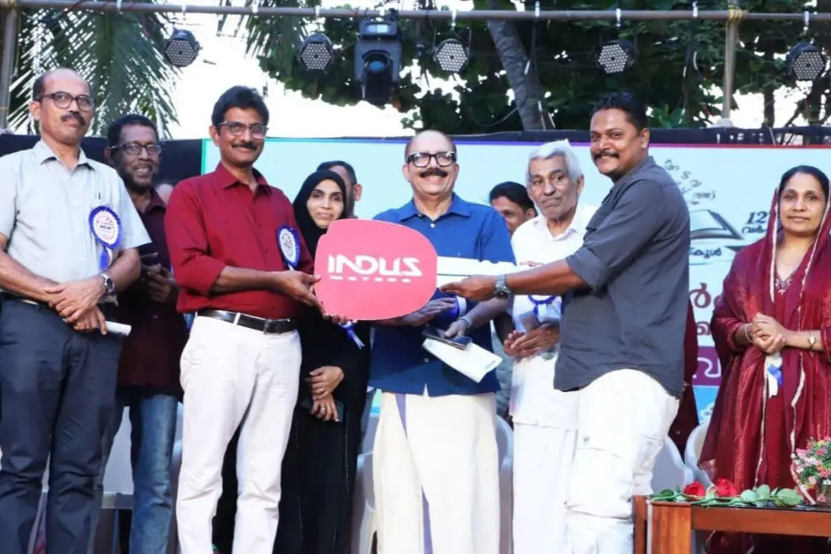വിരമിക്കുന്ന ചെമ്മനാട് വെസ്റ്റ് ഗവ. യു.പി. സ്കൂൾ പ്രഥമാധ്യാപകൻ പി.ടി.ബെന്നിക്ക് സമ്മാനമായി നൽകുന്ന കാറിന്റെ താക്കോൽ സ്കൂൾ 127-ാം വാർഷികാഘോഷ സംഘാടകസമിതി വർക്കിങ് ചെയർമാൻ അമീർ ബി.പാലോത്ത് കൈമാറുന്നു