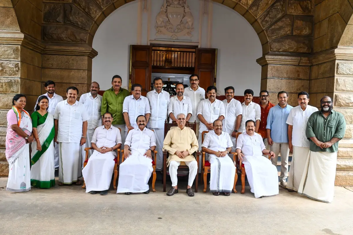 സത്യപ്രതിജ്ഞയ്ക്കു ശേഷം ലോക്ഭവനിലെത്തിയ മുഖ്യമന്ത്രി വി.ഡി സതീശനും മന്ത്രിസഭാംഗങ്ങളും ഗവര്ണര് രാജേന്ദ്ര ആര്ലേക്കര്ക്കൊപ്പം