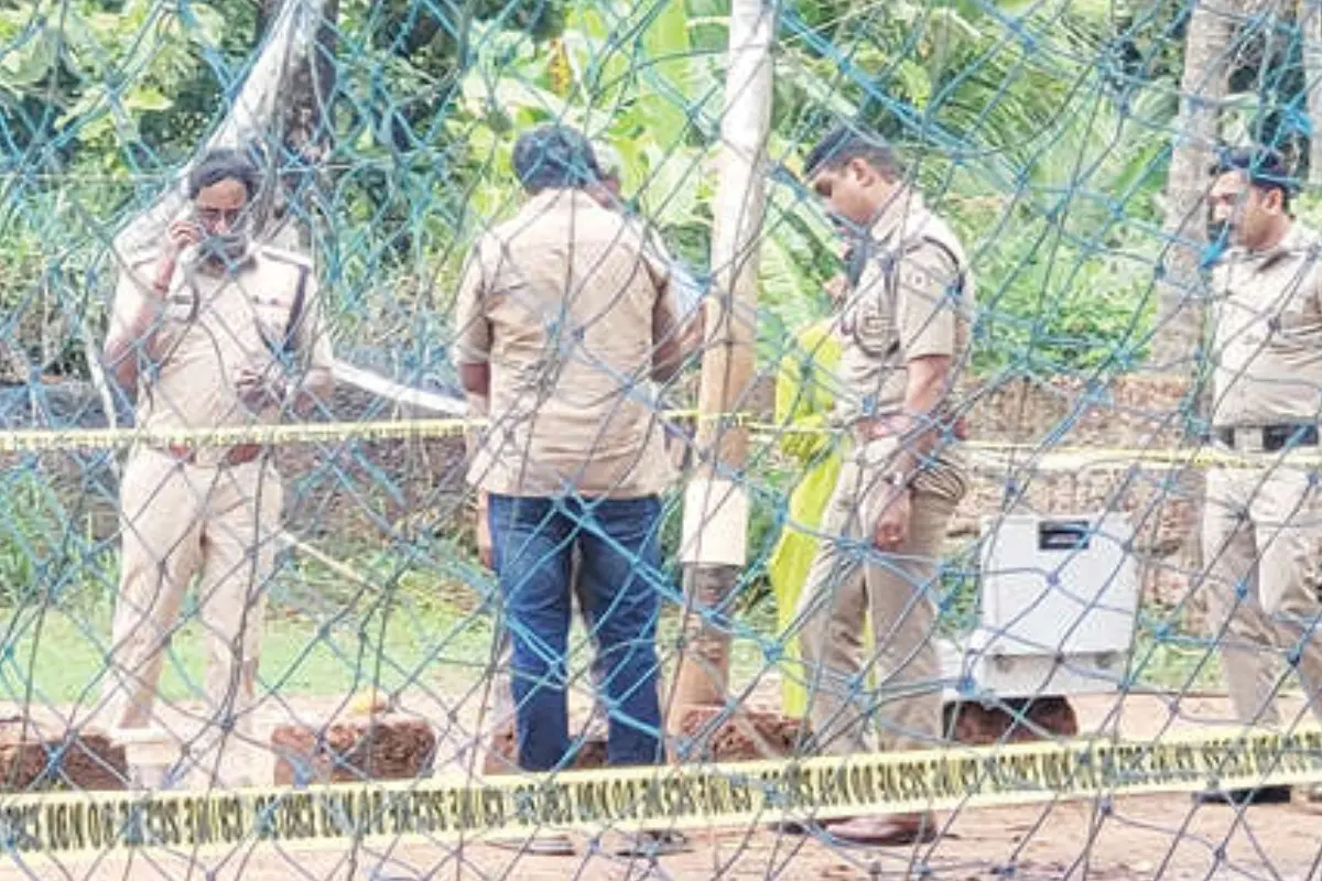 പടക്കം പൊട്ടിത്തെറിച്ച് അപകടമുണ്ടായ സ്ഥലത്ത് പോലീസ് പരിശോധന നടത്തുന്നു