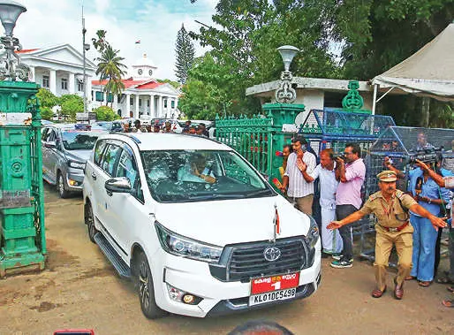 സുരക്ഷാകാരണങ്ങളാൽ പത്ത് വർഷത്തോളം ബാരിക്കേഡുകൾ വെച്ച് അടച്ചിട്ടിരുന്ന സെക്രട്ടേറിയറ്റ് നോർത്ത് ഗേറ്റിലൂടെ വാഹനത്തിൽ പുറത്തേക്ക് വരുന്ന മുഖ്യമന്ത്രി വി.ഡി. സതീശൻ