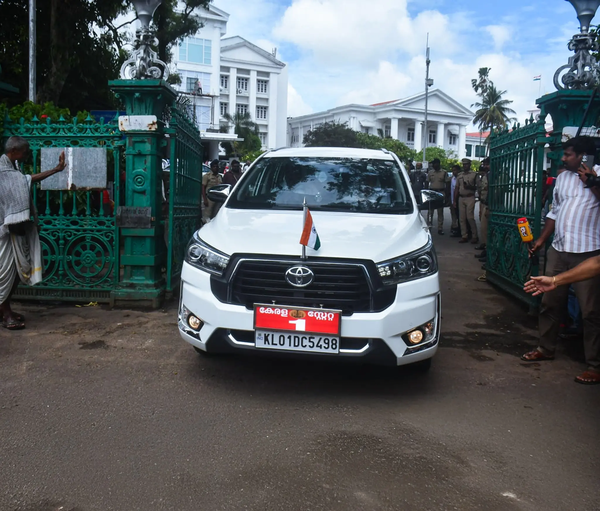 കോട്ടകൾ തുറന്ന്... സുരക്ഷാകാരണങ്ങളാൽ പത്ത് വർഷത്തോളം ബാരിക്കേഡുകൾ വെച്ച് അടച്ചിട്ടിരുന്ന സെക്രട്ടേറിയറ്റ് നോർത്ത് ഗേറ്റിലൂടെ വാഹനത്തിൽ പുറത്തേക്ക് വരുന്ന മുഖ്യമന്ത്രി വി.ഡി. സതീശൻ | Photo: facebook.com/VDSatheeshanParavur