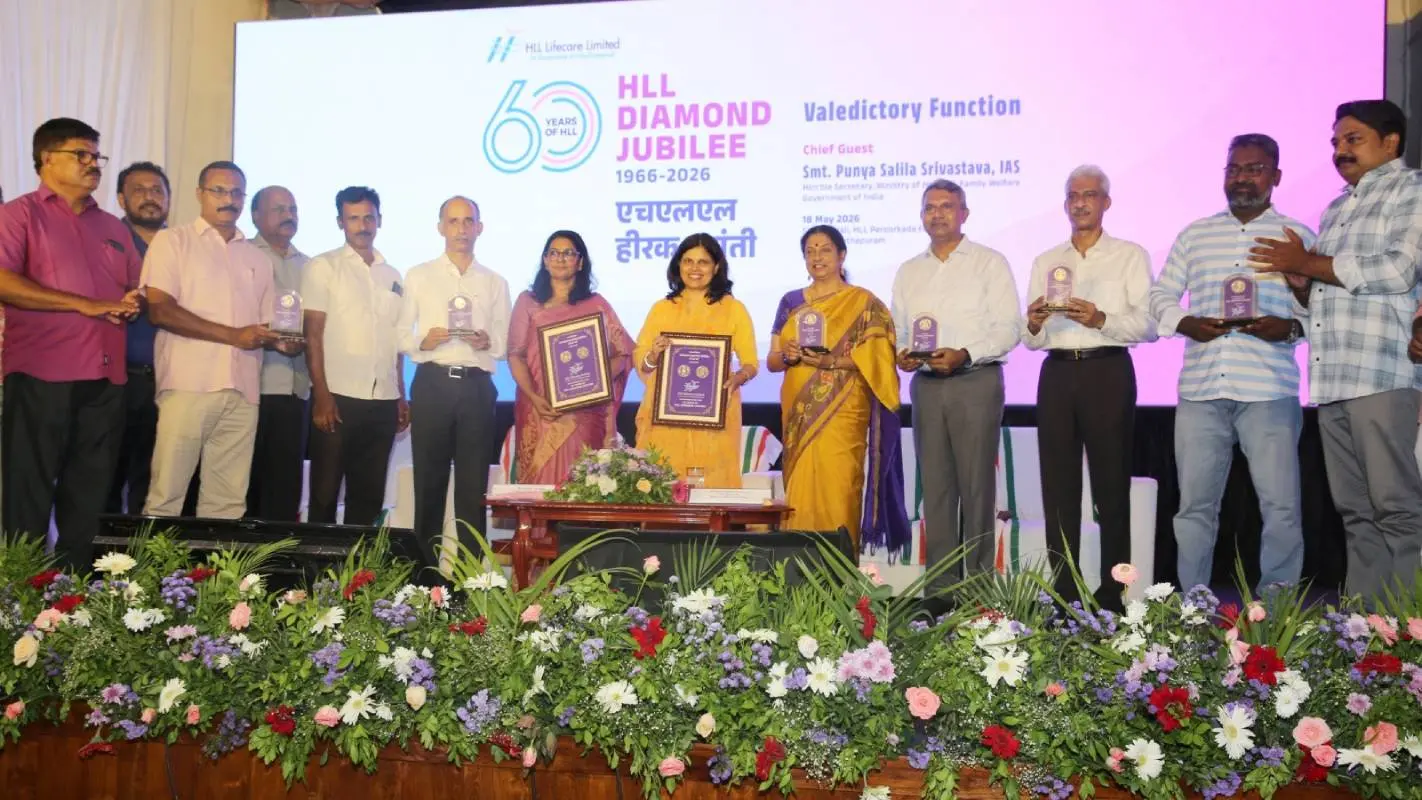 എച്ച്എൽഎല്ലിന്റെ 60 രൂപയുടെ സ്മരണിക നാണയം കേന്ദ്ര ആരോഗ്യ–കുടുംബക്ഷേമ മന്ത്രാലയം സെക്രട്ടറി പുണ്യ സലില ശ്രീവാസ്തവ പ്രകാശനം ചെയ്യുന്നു