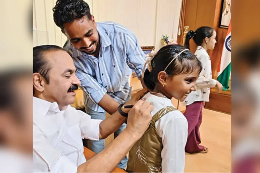 കുട്ടിയുടെ വാശിയിൽ തലസ്ഥാനത്തേക്ക് വണ്ടികയറി; ഫാൻസിന് ഉടുപ്പിൽ ഓട്ടോഗ്രാഫ് നൽകി മുഖ്യമന്ത്രി