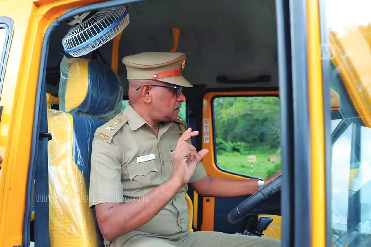 സി.എഫ്. ടെസ്റ്റ് ഗ്രൗണ്ടില് സ്കൂള് ബസുകളുടെ സുരക്ഷ പരിശോധിക്കുന്ന ആര്.ടി.ഒ. കെ.ആര്. സുരേഷ്.