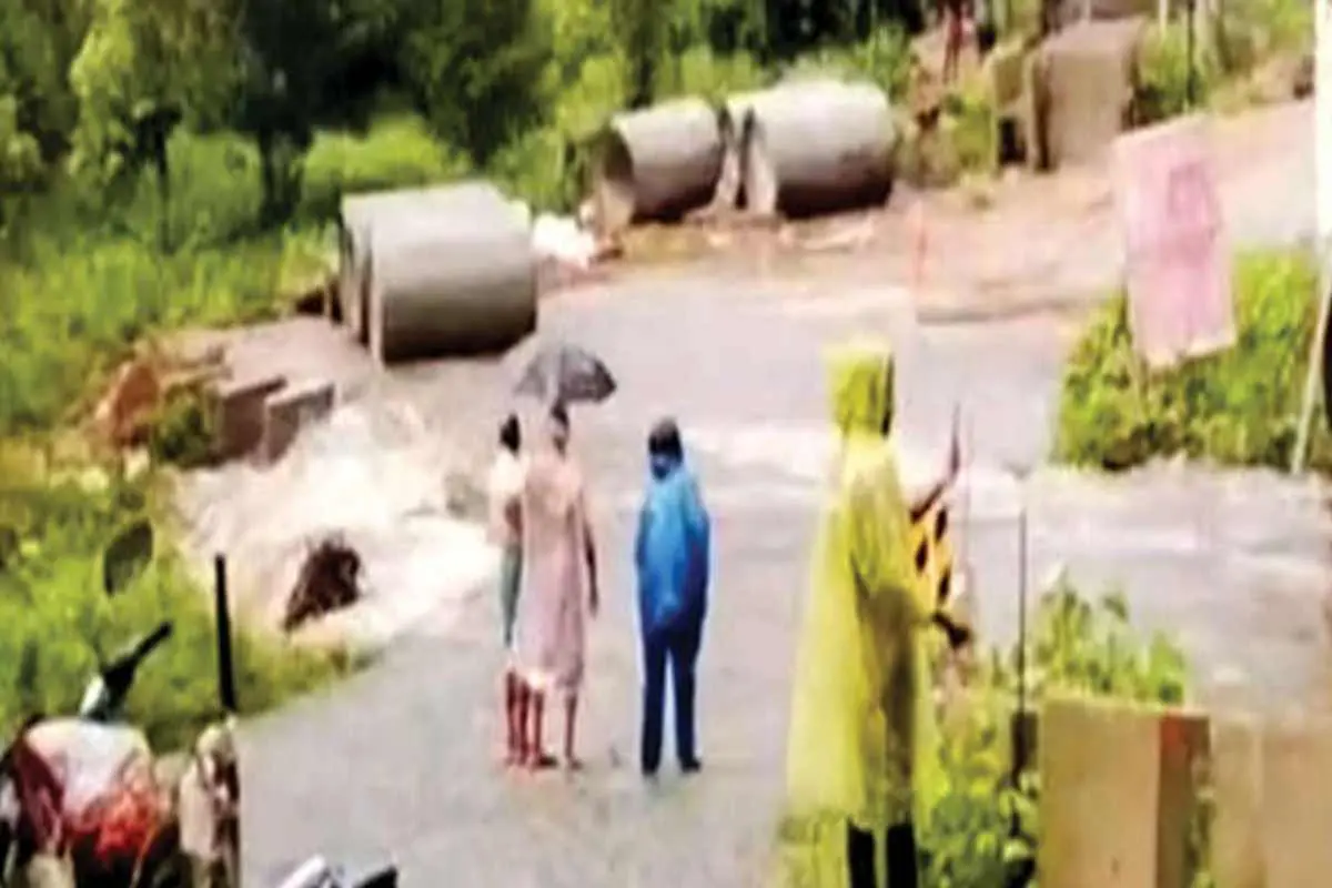 മലവെള്ളപ്പാച്ചിലിനെത്തുടർന്ന് മുത്തപ്പൻപുഴ താത്കാലിക പാലം ഒലിച്ചുപോയപ്പോൾ
