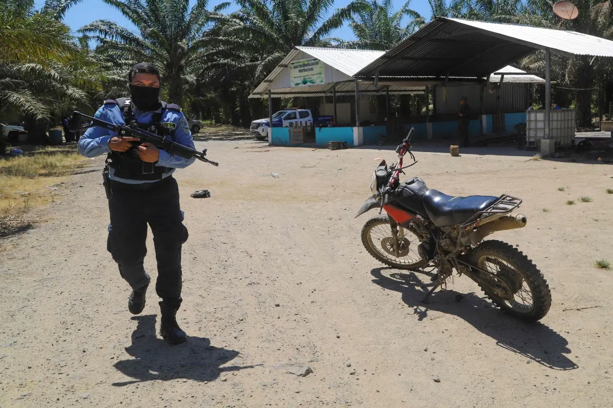 A police officer patrols near the site of a massacre in Trujillo, Honduras | Photo: AFP