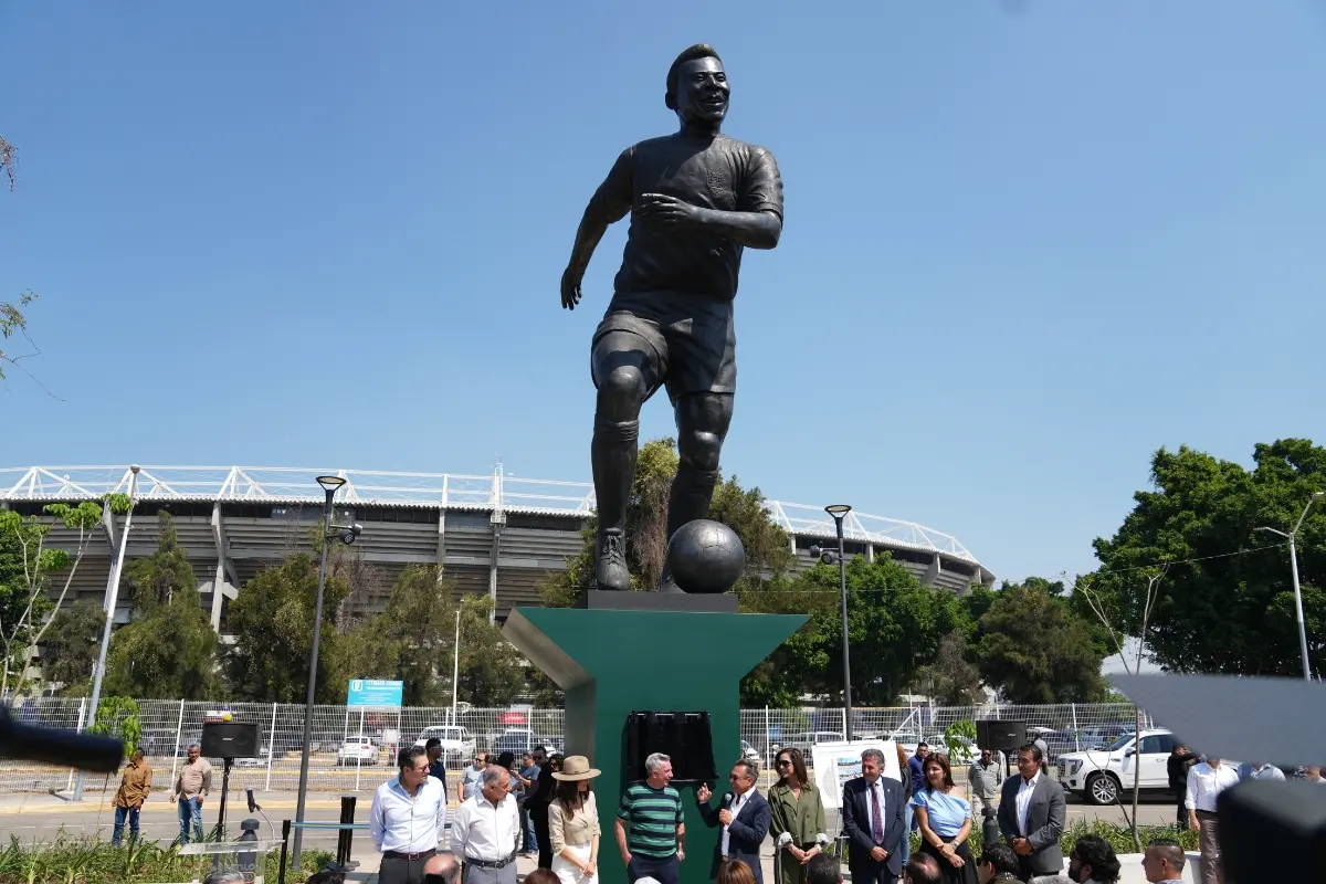 A statue of Brazilian soccer player Pele stands after its unveiling outside Jalisco Stadium in Guadalajara, Mexico | Photo: AP