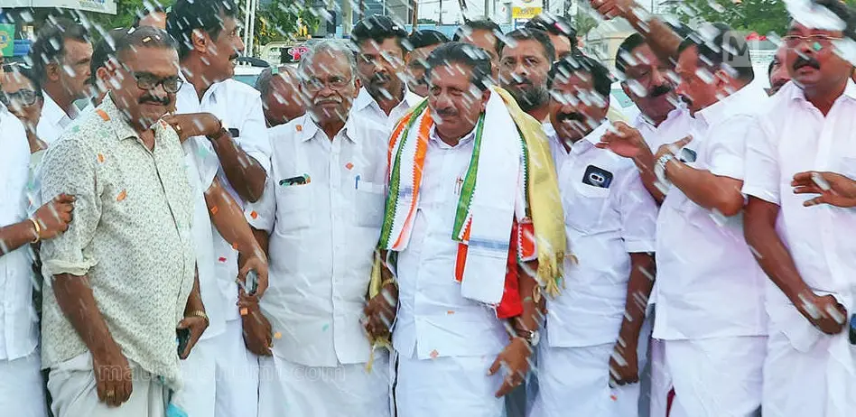 ജലാഭിവാദ്യം... ജലവിഭവ, ഭവനനിര്മാണ വകുപ്പ് മന്ത്രിയായി ചുമതലയേറ്റശേഷം കോട്ടയത്തെത്തിയ മോന്സ് ജേസഫിന് കോടിമതയില് കേരള കോണ്ഗ്രസ് കോട്ടയം ജില്ലാ കമ്മിറ്റിയുടെ നേതൃത്വത്തിലുള്ള സ്വീകരണത്തില് വാട്ടര് സല്യൂട്ട് നല്കിയപ്പോള്. സംസ്ഥാന ജനറല് സെക്രട്ടറി ജോയ് എബ്രഹാം, ജില്ലാ പ്രസിഡന്റ് ജെയ്സണ് ജോസഫ്, നഗരസഭാ ചെയര്മാന് എം.പി. സന്തോഷ് കുമാര് തുടങ്ങിയവര് സമീപം| ഫോട്ടോ: ജി. ശിവപ്രസാദ്