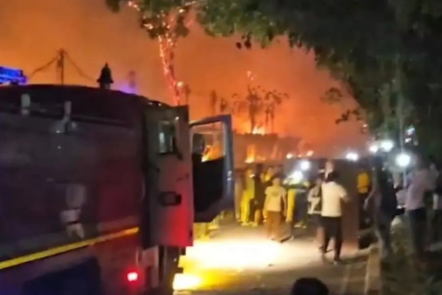 Delhi furniture market fire: Locals pelt stones at tenders over alleged delay in initial response