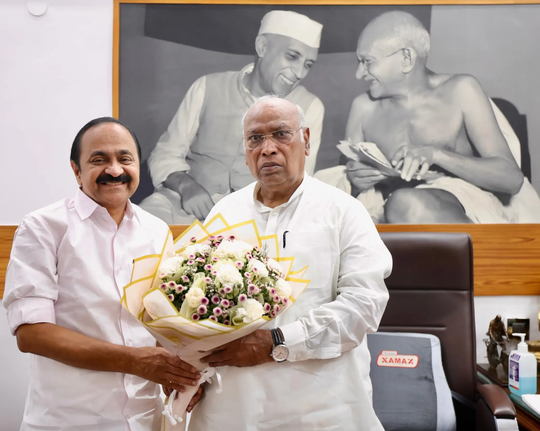 VD Satheesan with Congress president Mallikarjun Kharge | X