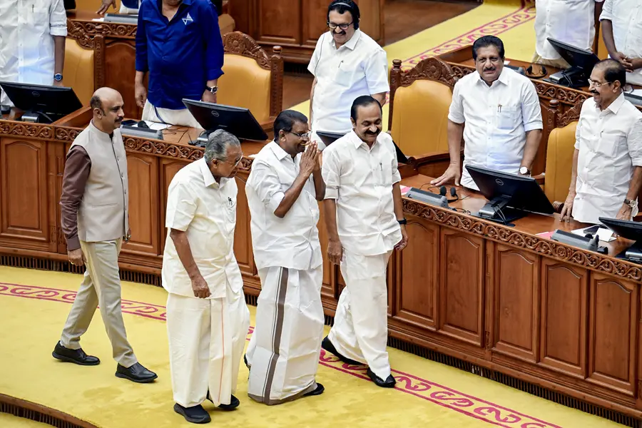 രണ്ട് എം.എൽ.എ.മാർ സത്യപ്രതിജ്ഞ ലംഘിച്ചെന്ന് ആരോപണം;സർക്കാരിന് ആദ്യകുരുക്കിടാൻ പ്രതിപക്ഷം