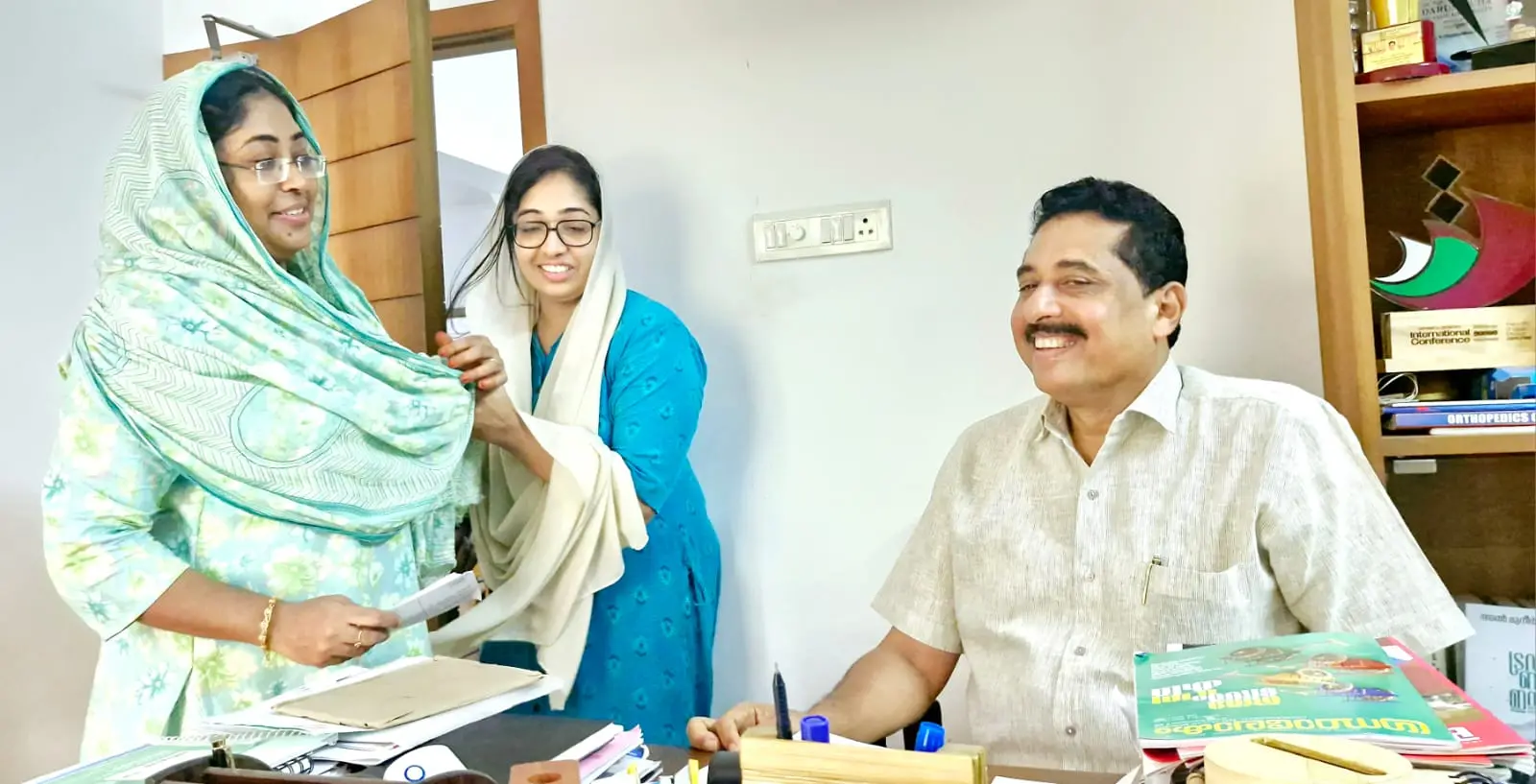 മന്ത്രി അഡ്വ.എൻ. ഷംസുദ്ദീൻ തിരൂരിലെ വീട്ടിൽ ഭാര്യ കെ.പി. റാഫിദയ്ക്കും മകൾ ഡോ. എൻ. ഷഹർസാദിനുമൊപ്പം | ഫോട്ടോ: പ്രദീപ് പയ്യോളി