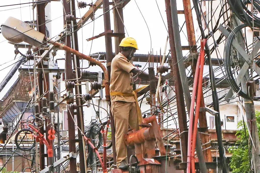 അമിതവിലയ്ക്ക് വൈദ്യുതി വാങ്ങൽ; KSEB-ക്ക് താക്കീത്; ബദൽ മാർഗങ്ങൾ തേടിയില്ലെങ്കിൽ അനുമതി നിഷേധിക്കും