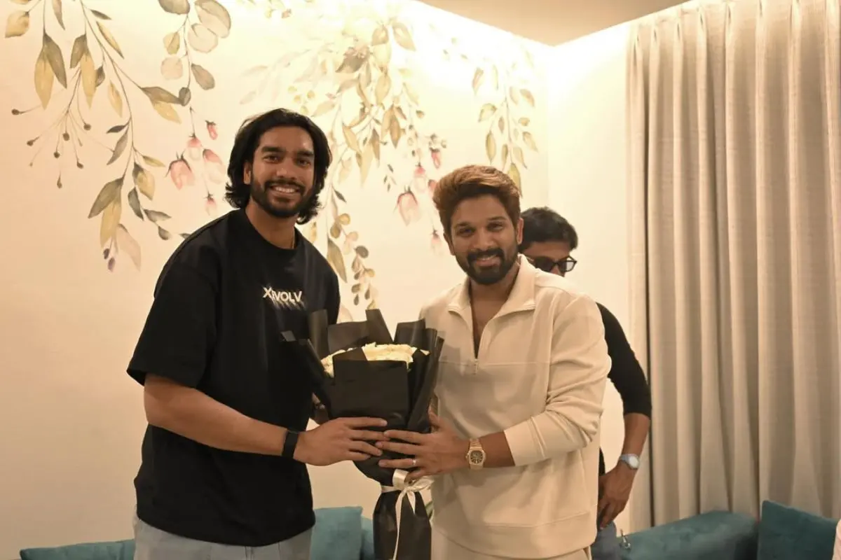 Allu Arjun presents a bouquet to Venkatesh Iyer | Photo sourced from the actor's official Instagram handle.