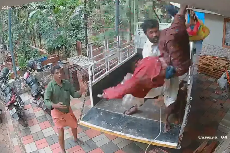 ഇരുനില വീടിന് മുകളിൽ നിന്ന് കാൽ തെറ്റി താഴേക്ക്; ചന്ദ്രിയുടെ ജീവൻ കാത്തത് അയൽവാസിയുടെ കൈകൾ | Video