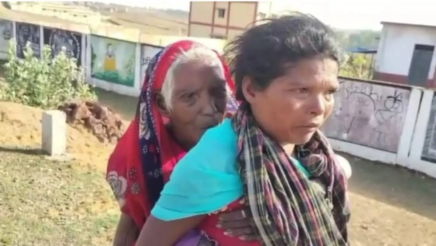 അമ്മായിയമ്മയെ മുതുകിലേറ്റി സുഖ്മാനിയ ബായ് | Photo:x/@livemanish_