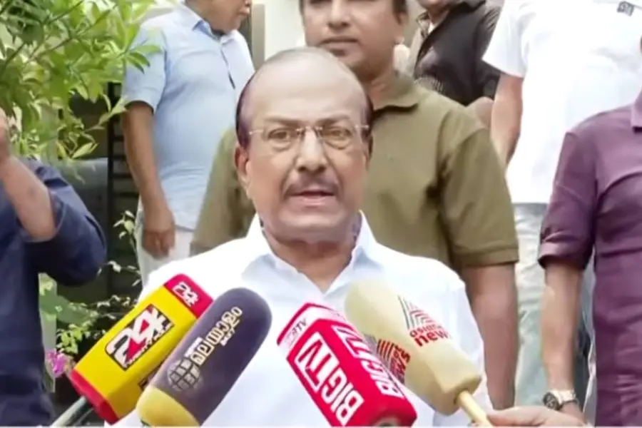 മന്ത്രി അറിയാതെ വ്യവസായ വകുപ്പ് ഡയറക്ടറെ നിയമിച്ചോ? മറുപടി നൽകാതെ കുഞ്ഞാലിക്കുട്ടി