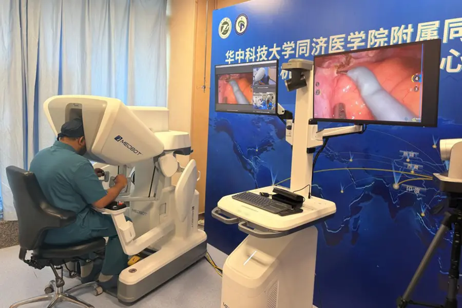 Dr Syed Mohammad Ghaus uses Chinese 5G robotic technology to complete a 3000 km remote urology surgery