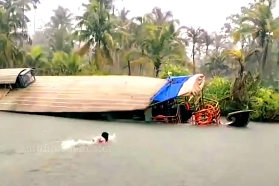 കല്ലടയാറ്റിൽ ശിക്കാരയിൽ വെള്ളം കയറി അപകടം; മുങ്ങുംമുമ്പ് നാട്ടുകാർ യാത്രക്കാരെ രക്ഷപ്പെടുത്തി