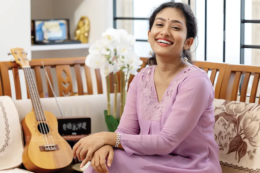 'പള്ളിച്ചട്ടമ്പി'യിലെ കാട്ടുചെമ്പകം എന്ന ഹിറ്റ് പാട്ടിലൂടെ മലയാളക്കരയുടെ ഹൃദയംതൊട്ട് ആവണി