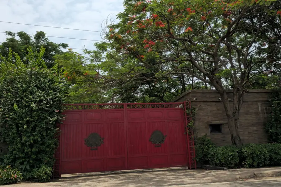 പൂമുഖപ്പടിയിൽ ധോനിയെയും കാത്ത്...; 'വാര സിമലിയ'യിലെ ആഡംബര വസതി