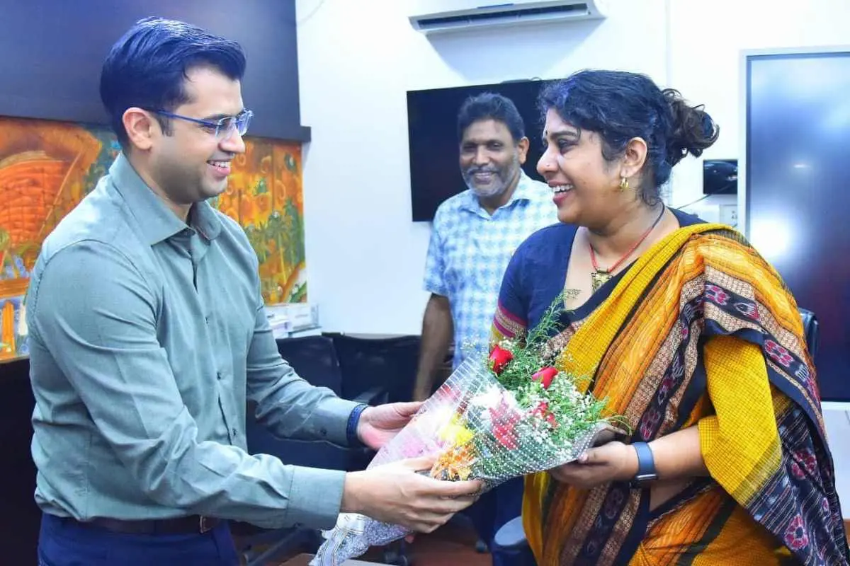 കളക്ടറേറ്റിലെത്തിയ പുതിയ കളക്ടര് എം.എസ്. മാധവിക്കുട്ടിയെ ചുമതലയൊഴിഞ്ഞ സ്നേഹില് കുമാര് സിങ് ഉപഹാരം നല്കി സ്വീകരിക്കുന്നു