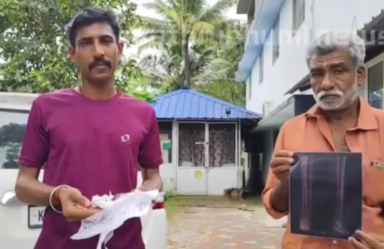 പുറത്തെടുത്ത മരക്കഷണവുമായി മധു | Photo: screengrab/mathrubhumi news
