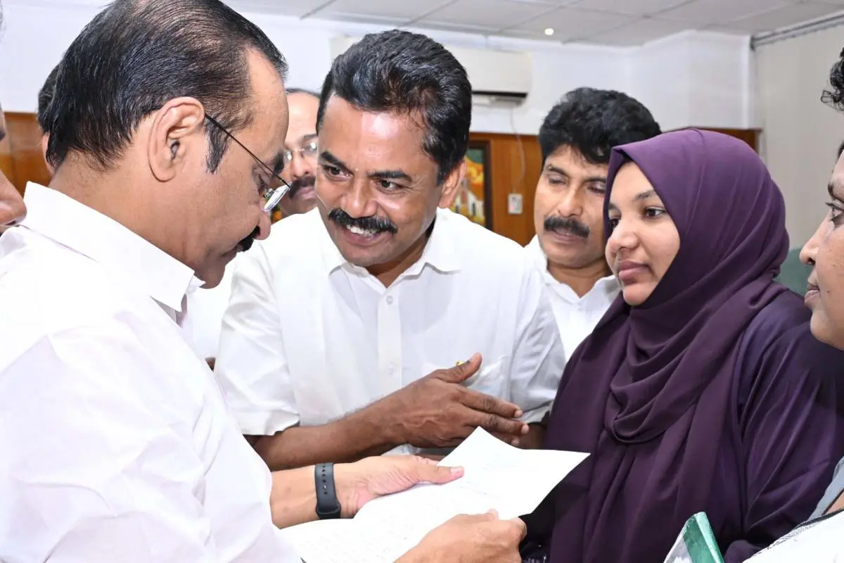 പ്രസവശസ്ത്രക്രിയയ്ക്കിടെ വയറ്റിൽ കത്രിക കുടുങ്ങിയ സംഭവത്തിൽ നീതിതേടി കോഴിക്കോട് സ്വദേശിനി കെ.കെ.ഹർഷിന മുഖ്യമന്ത്രി വി.ഡി.സതീശനെ കാണാനെത്തിയപ്പോൾ