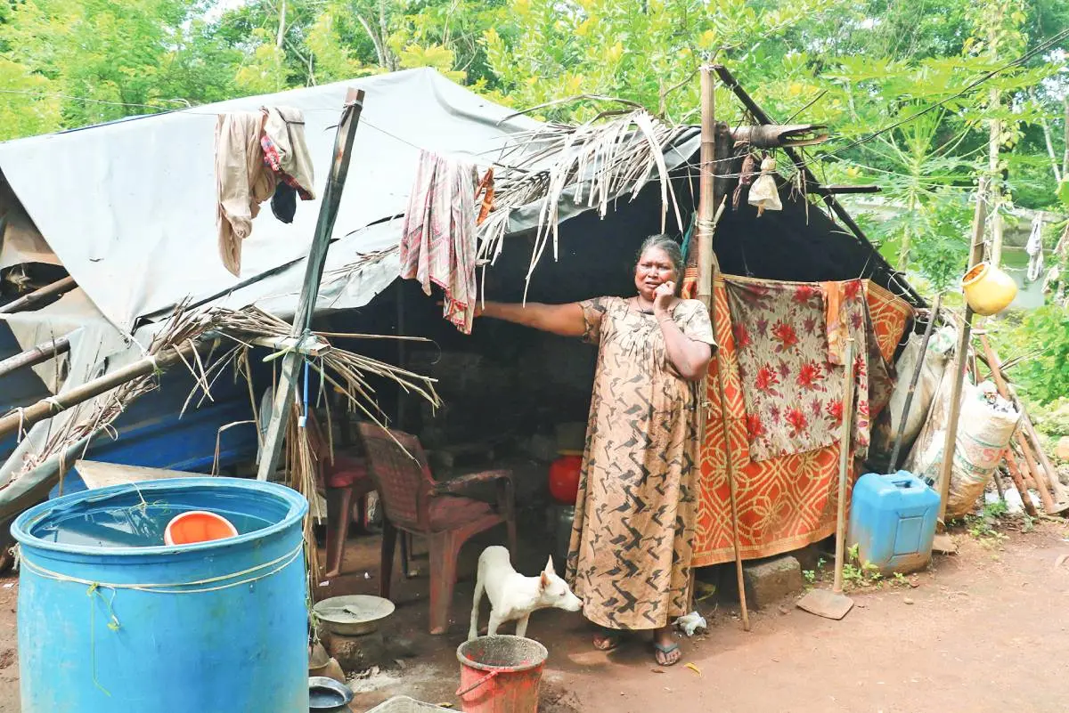 മണിയൻകിണർ ഉന്നതിയിലെ ഓമന കൃഷ്ണൻ തന്റെ വീടിന്റെ ദുരവസ്ഥ വിവരിച്ച് പൊട്ടിക്കരഞ്ഞപ്പോൾ | ഫോട്ടോ: പ്രജ്വൽ സുരേഷ്