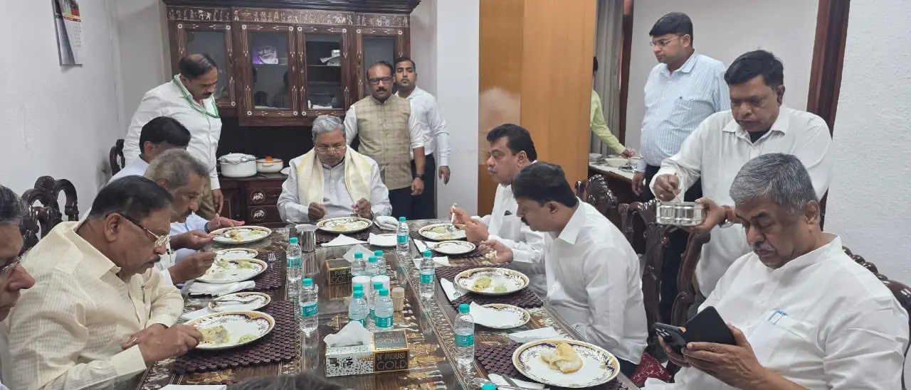 കര്ണാടക മുഖ്യമന്ത്രി സിദ്ധരാമയ്യ ഡല്ഹിയിലെ കര്ണാടക ഭവനില് മന്ത്രിമാര്ക്കൊപ്പം പ്രഭാത ഭക്ഷണം കഴിക്കുന്നു